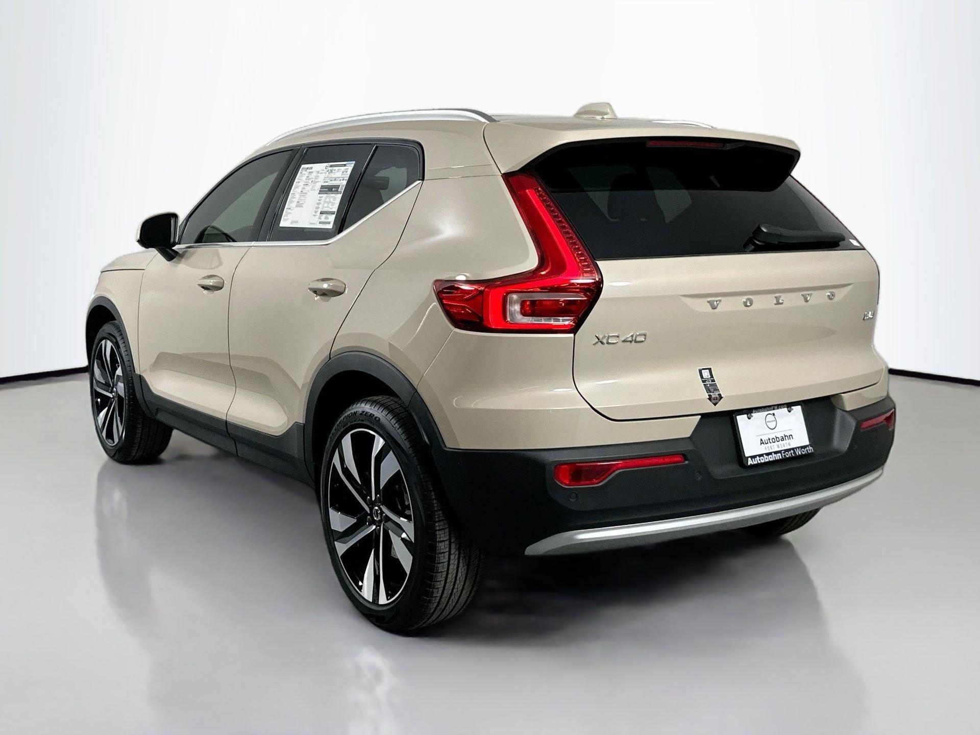 New 2025 Volvo XC40 B5 Ultra w/ Protection Package Premier image 7
