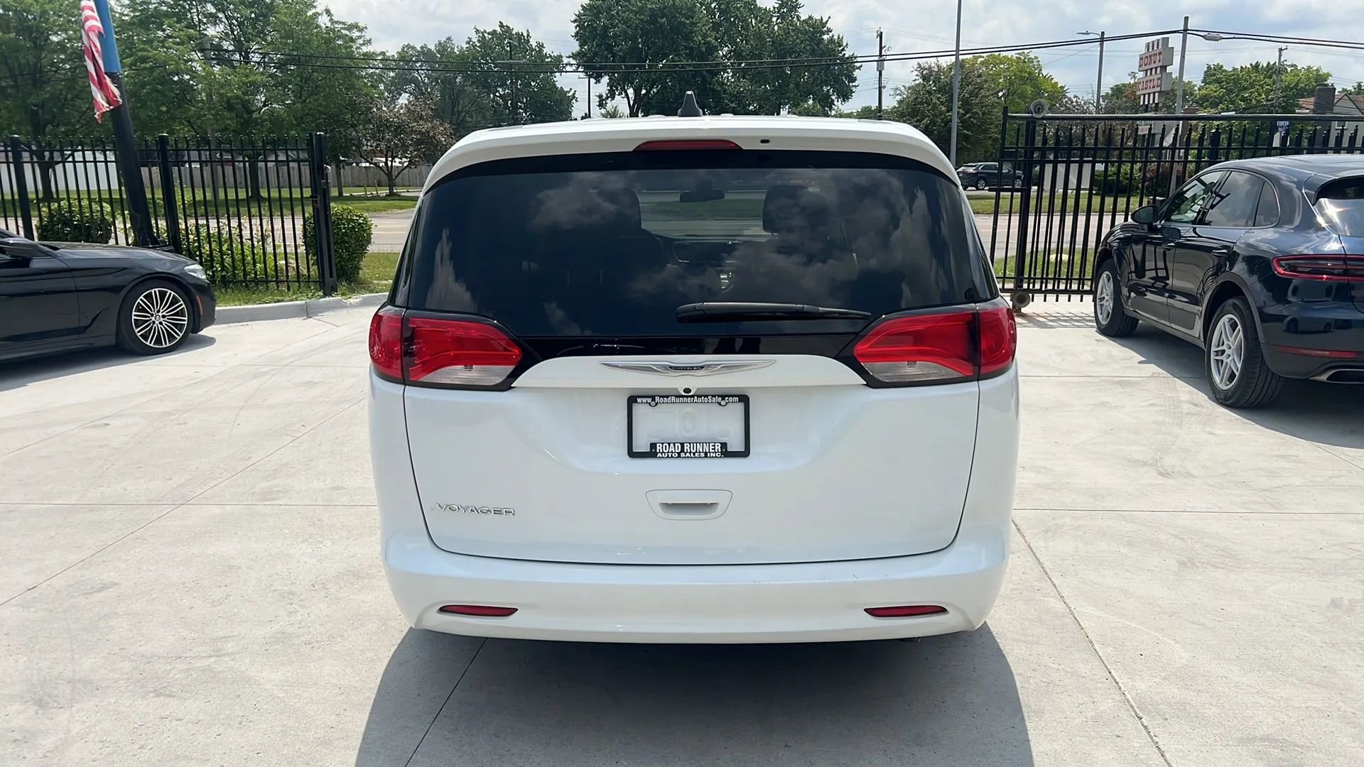 Used 2022 Chrysler Voyager LX image 6