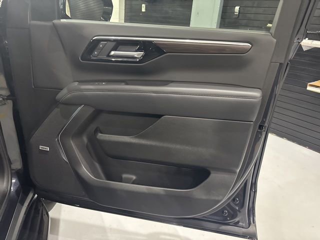 Used 2025 Chevrolet Suburban Premier image 37