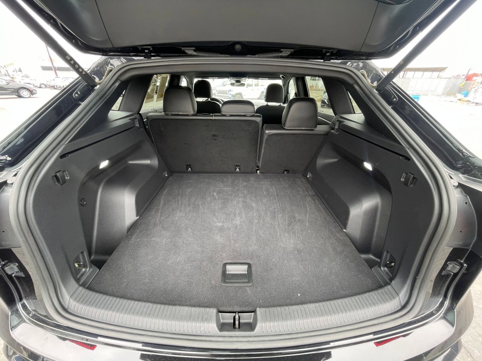 Used 2025 Volkswagen Atlas Cross Sport SE image 31