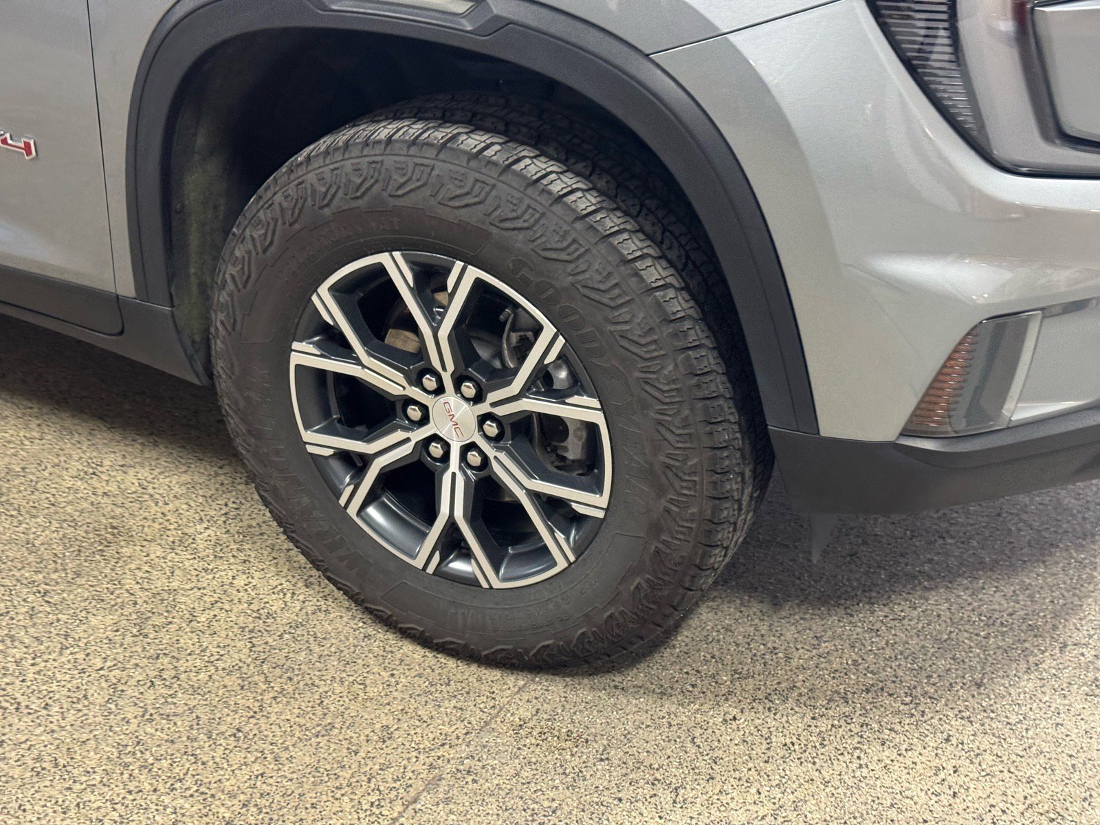 Used 2024 GMC Acadia AT4 w/ Luxury Package image 4