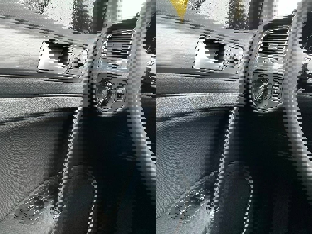 Used 2021 Volkswagen Golf 4-Door image 22