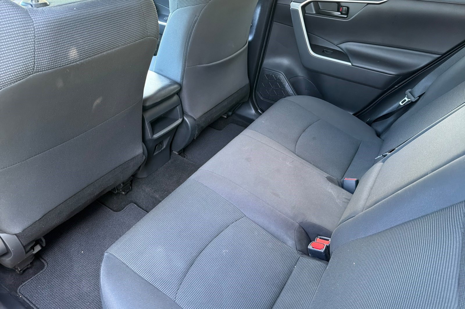 Used 2019 Toyota RAV4 LE w/ Carpet Mat Package FWD image 15