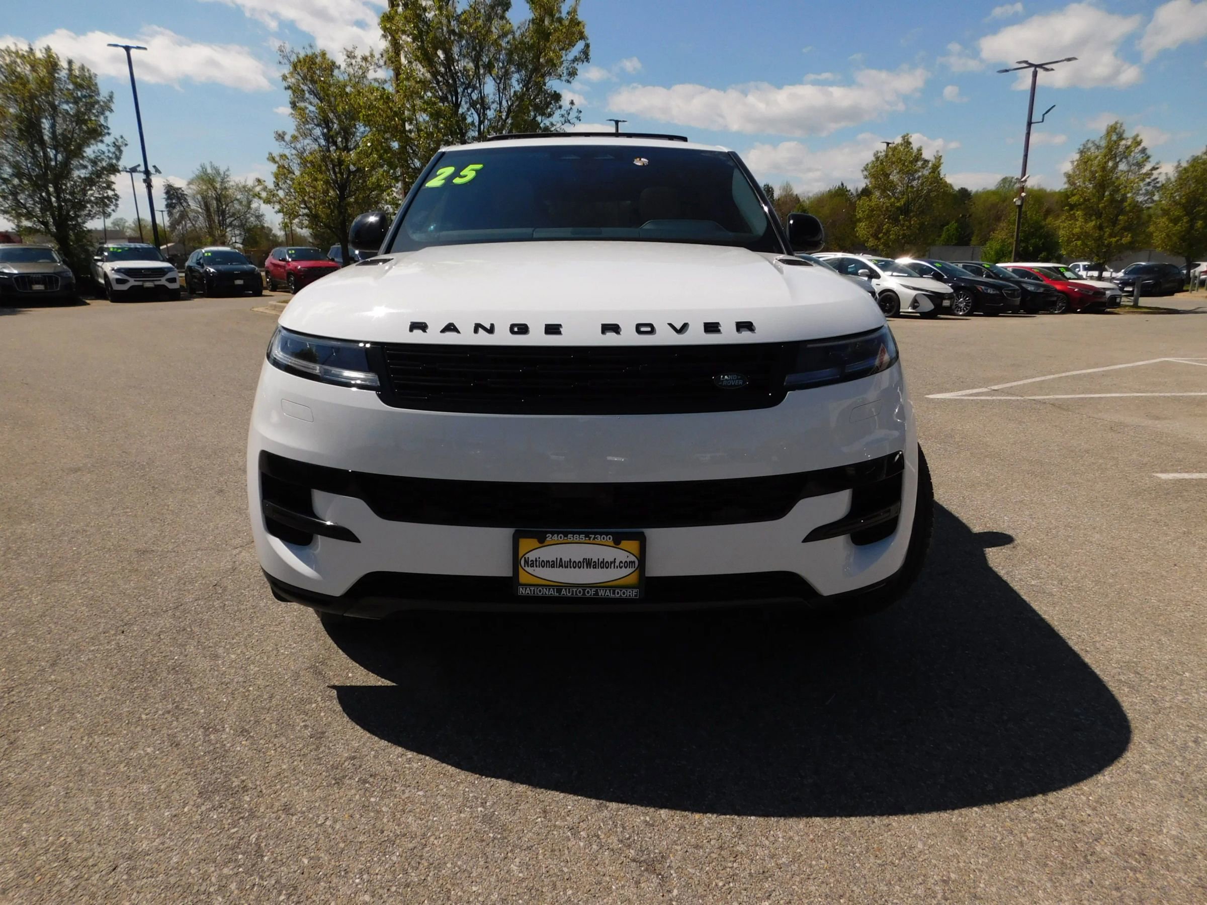 Used 2025 Land Rover Range Rover Sport SE AWD/4WD image 3