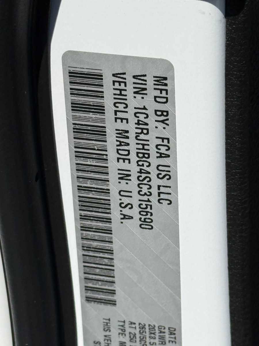 New 2025 Jeep Grand Cherokee Limited w/ Trailer Tow Package AWD/4WD image 34