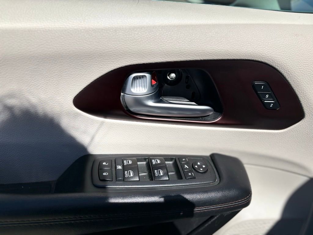 Used 2017 Chrysler Pacifica Limited w/ UConnect Theater Package image 13