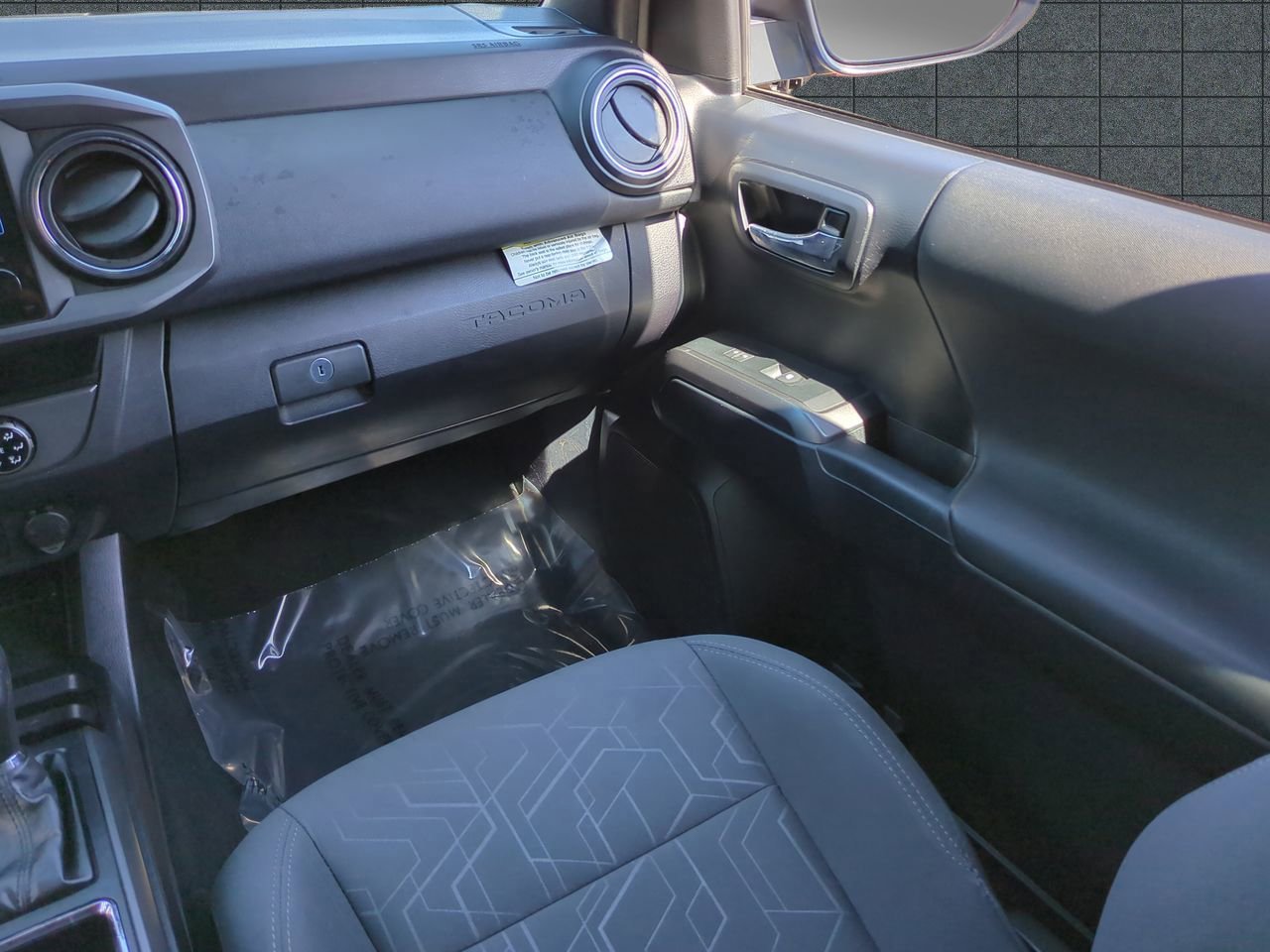 Used 2018 Toyota Tacoma TRD Sport image 17