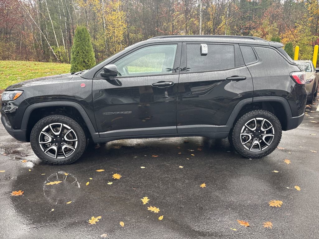 Used 2024 Jeep Compass Trailhawk image 2
