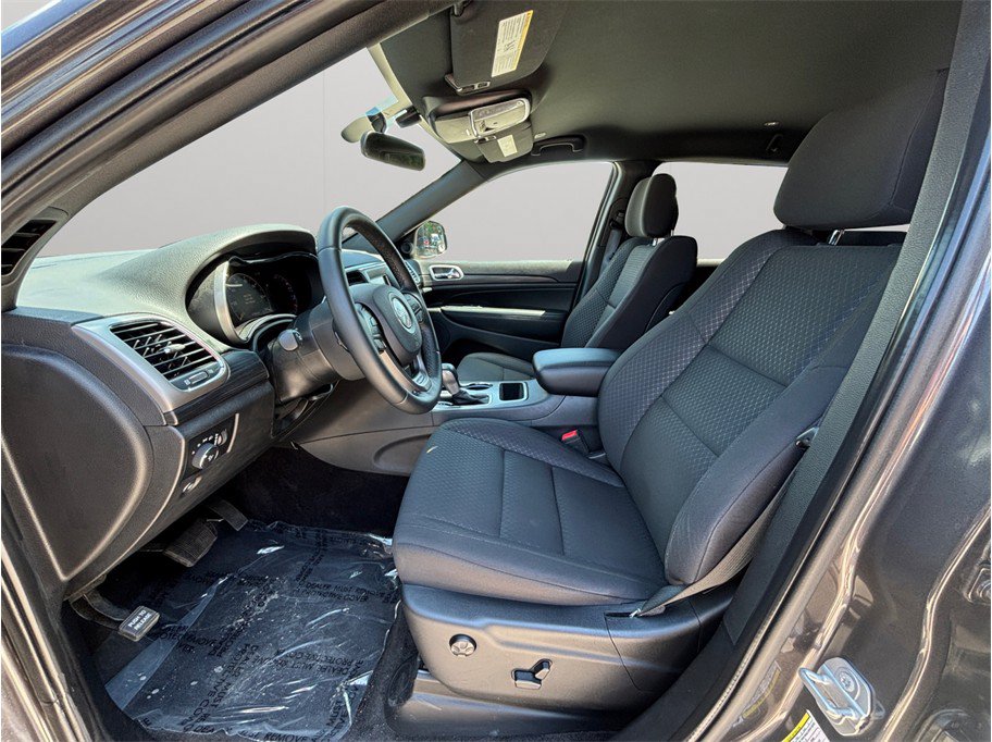 Used 2019 Jeep Grand Cherokee Laredo AWD/4WD image 2