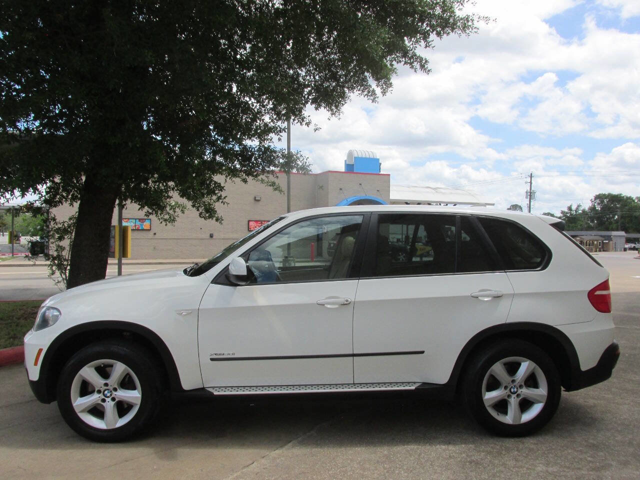 Used 2010 BMW X5 xDrive30i image 4