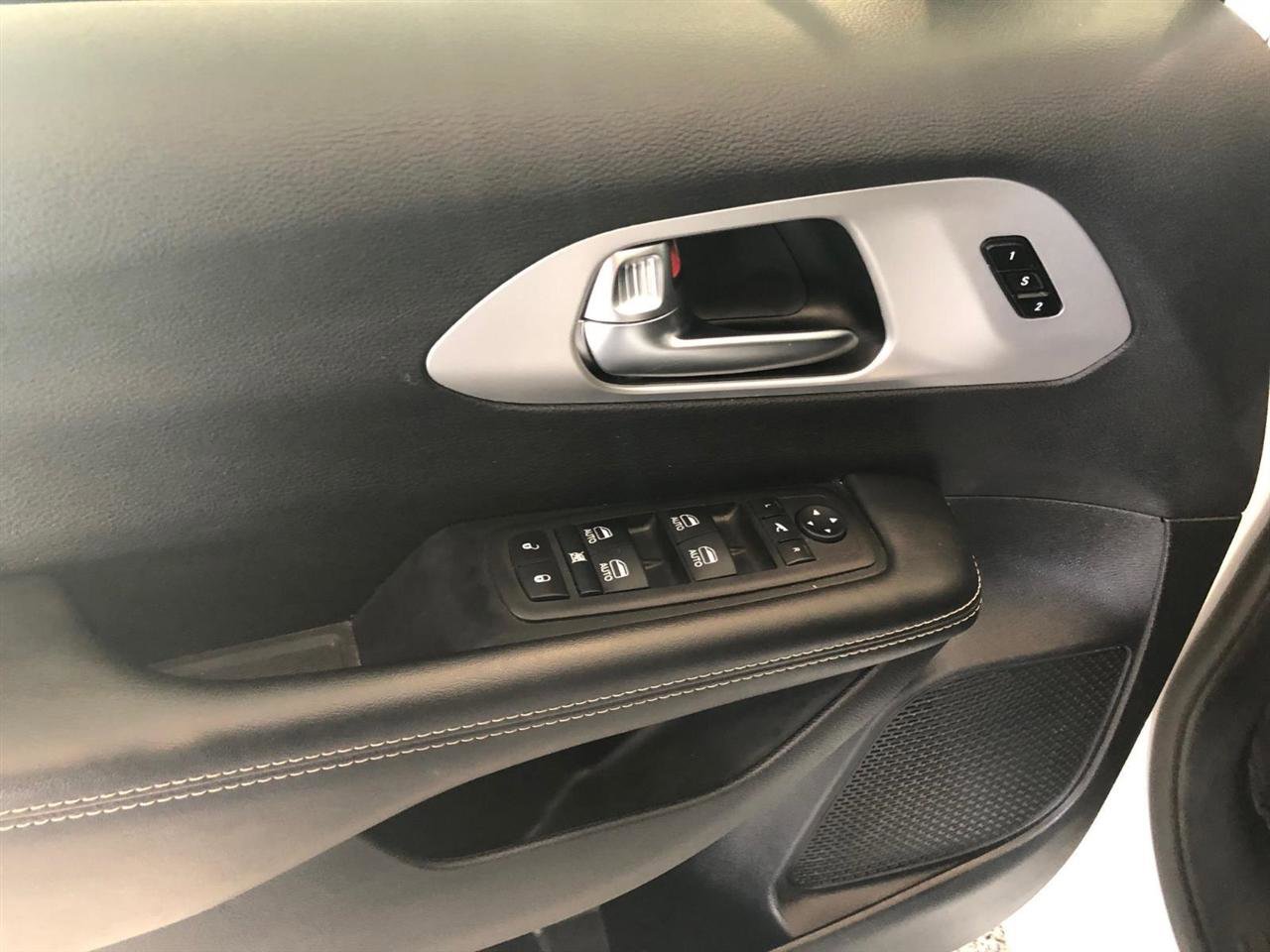 Used 2025 Chrysler Pacifica Limited image 6