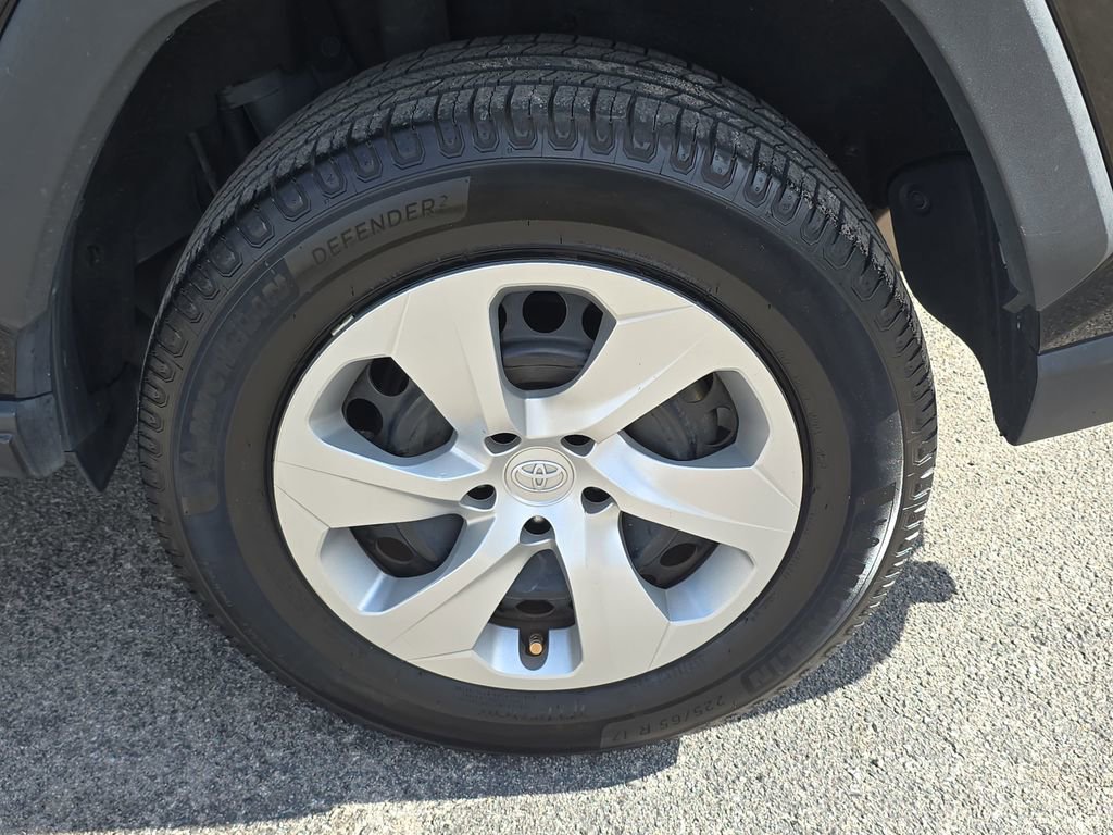 Used 2020 Toyota RAV4 LE FWD image 28