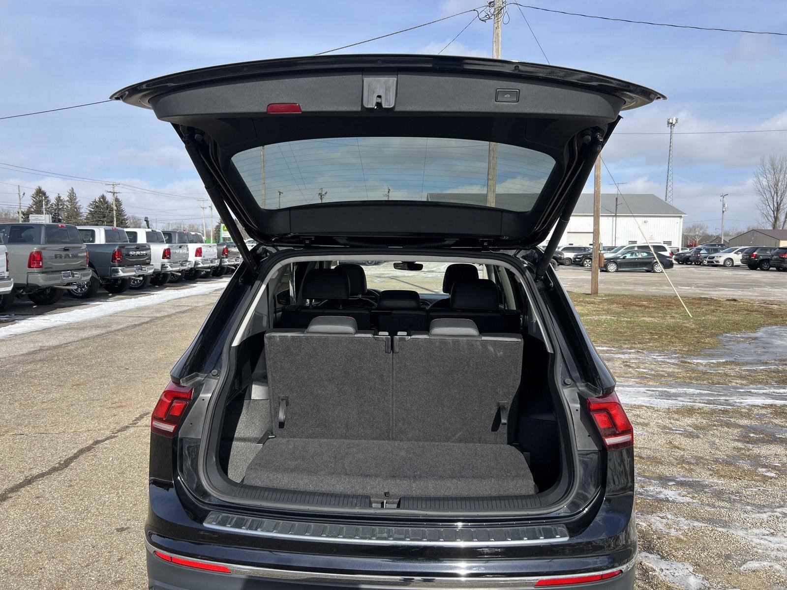 Used 2024 Volkswagen Tiguan Wolfsburg Edition image 33