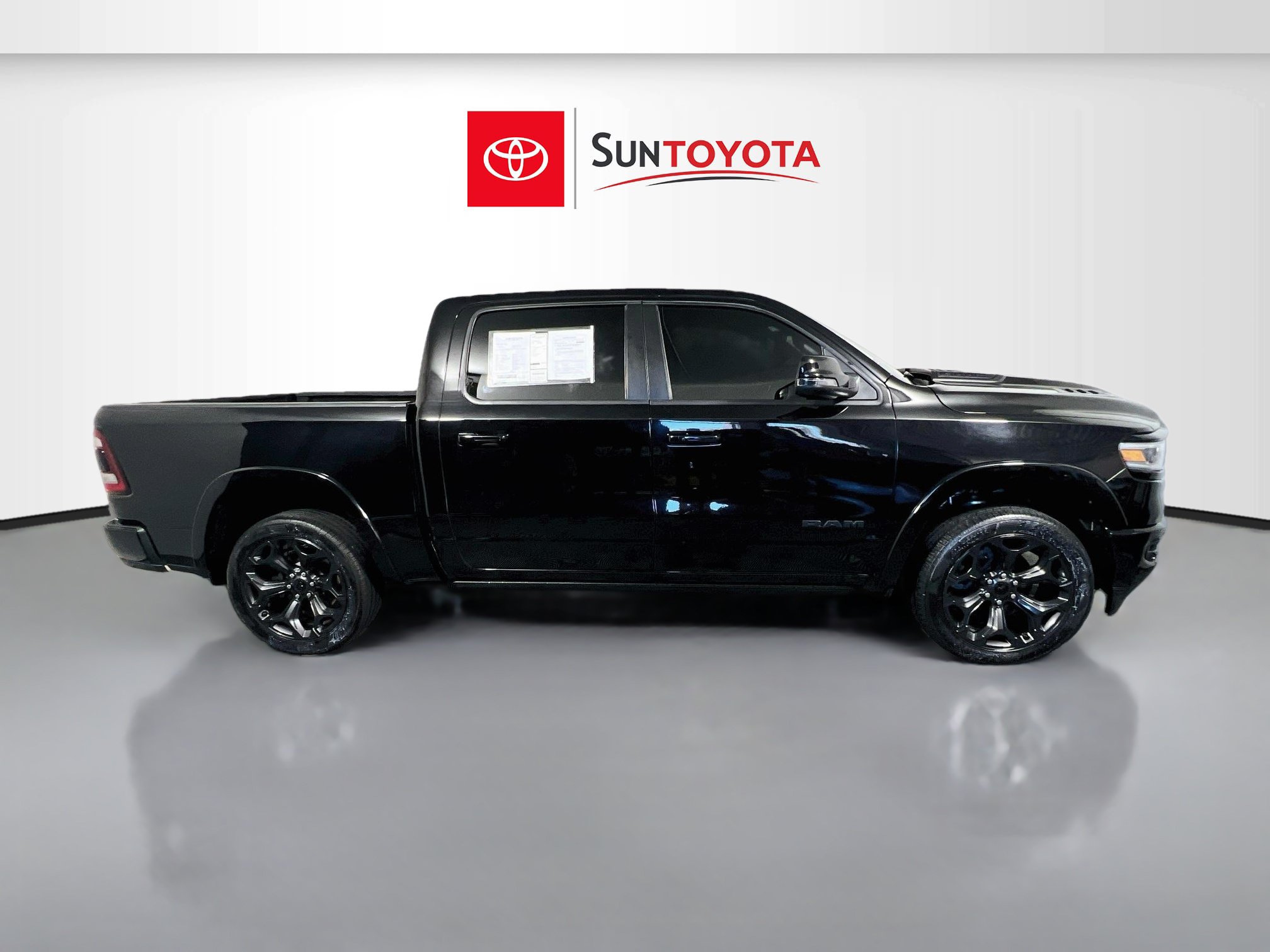 Used 2023 RAM 1500 Limited AWD/4WD image 2