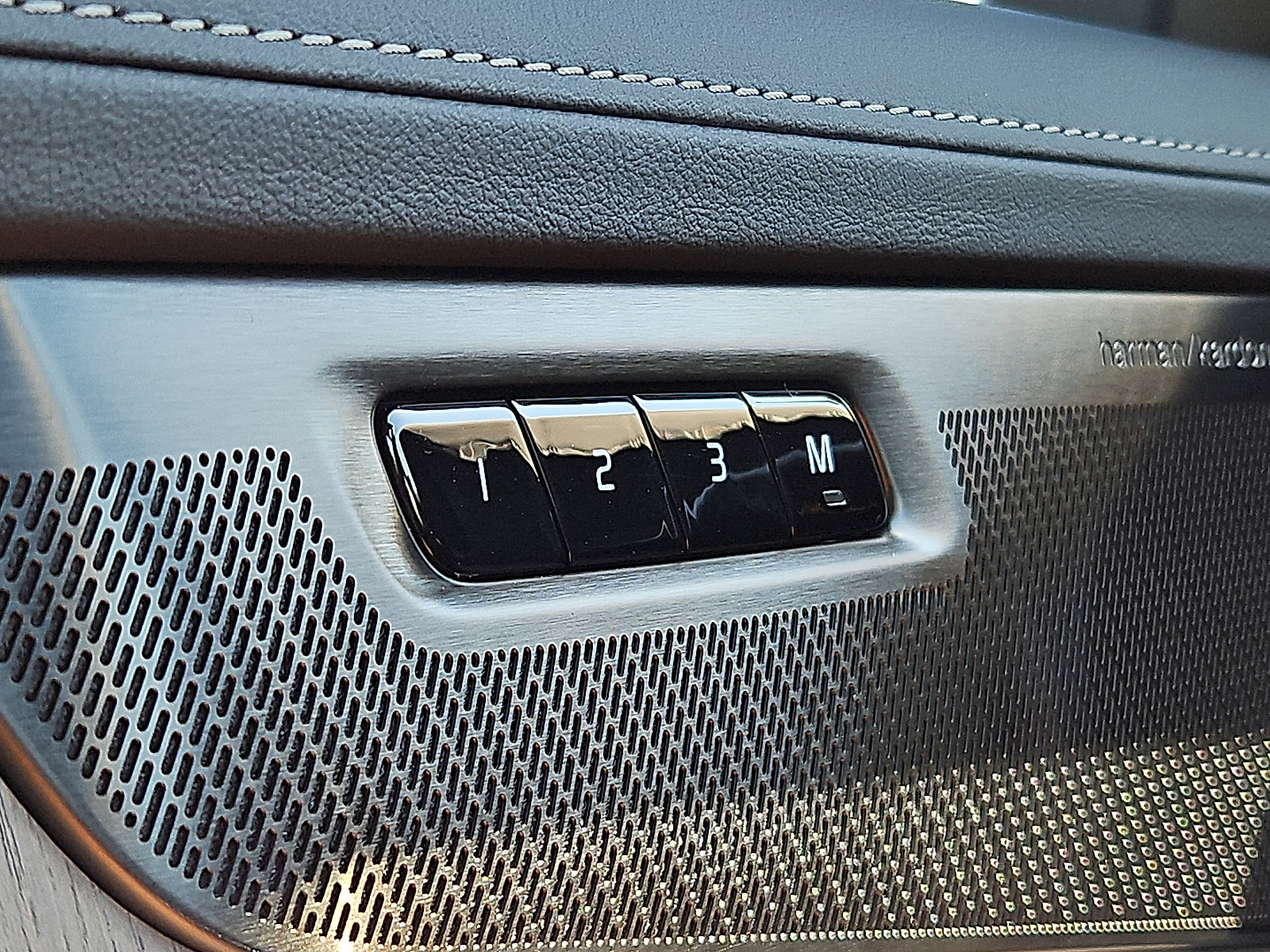 New 2026 Volvo XC90 B6 Ultra image 21