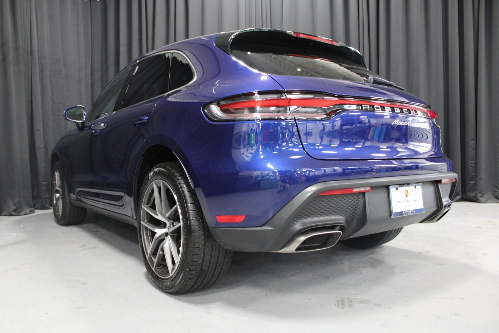 Certified 2025 Porsche Macan AWD/4WD image 7