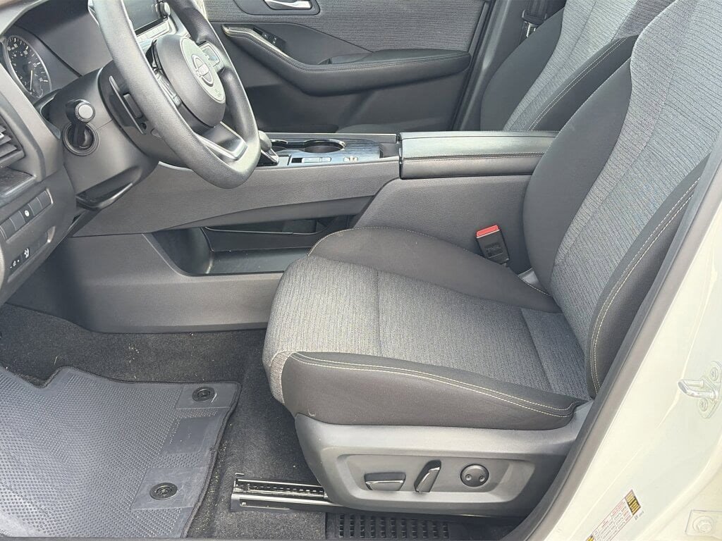 Used 2023 Nissan Rogue SV image 26