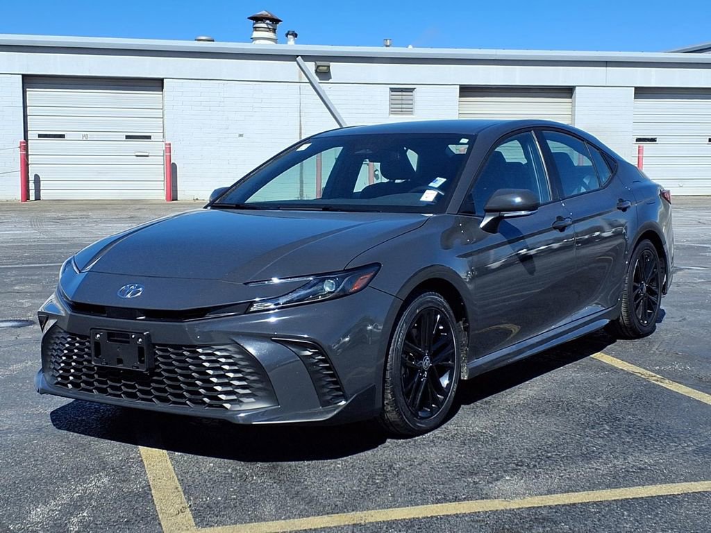Used 2025 Toyota Camry SE image 2