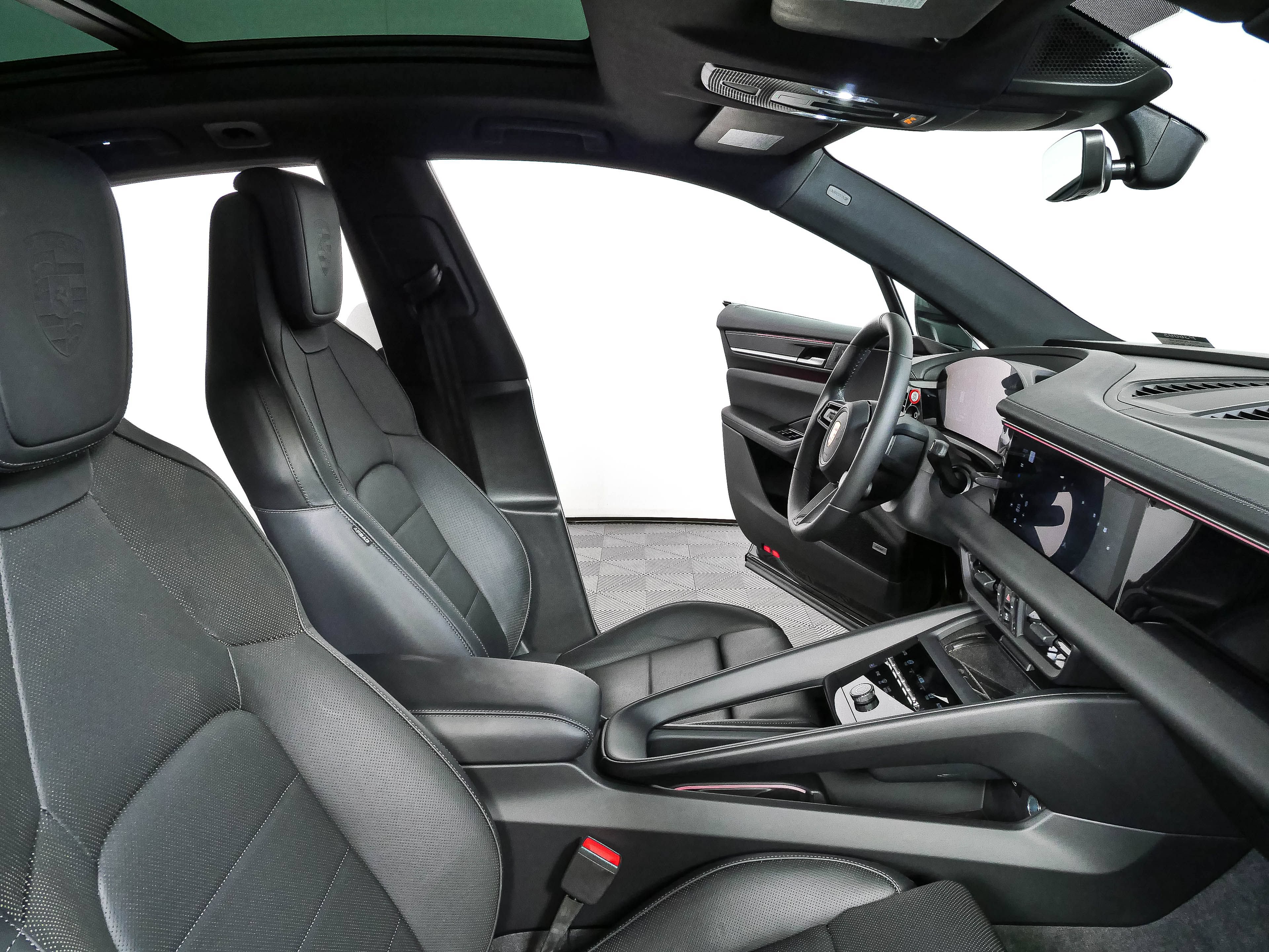 Certified 2025 Porsche Macan Electric RWD image 23