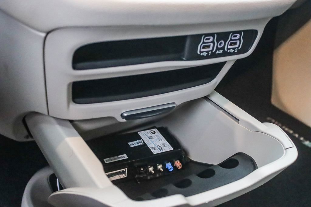 Used 2024 Chrysler Pacifica Select image 34