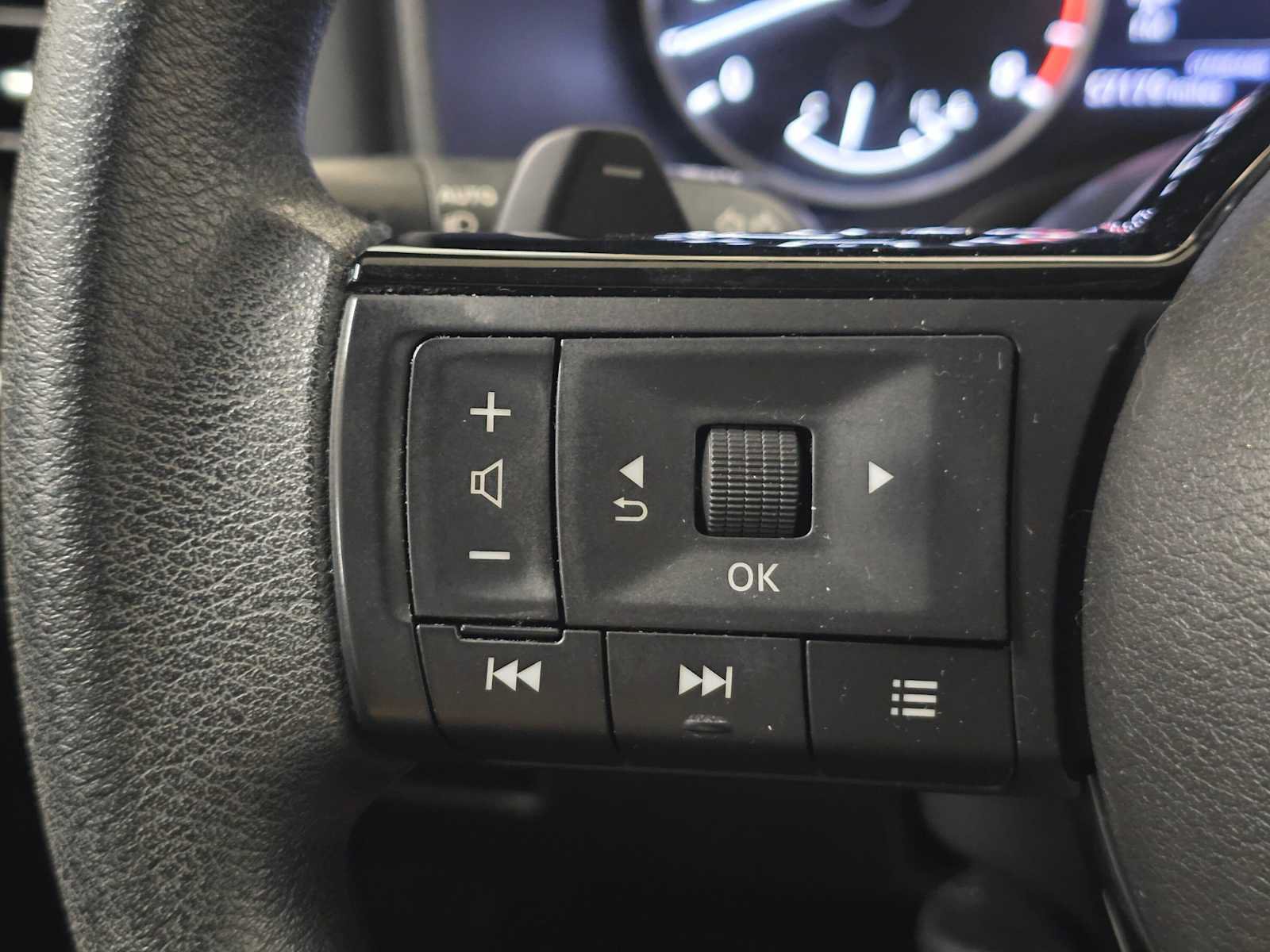 Used 2023 Nissan Rogue SV FWD image 32
