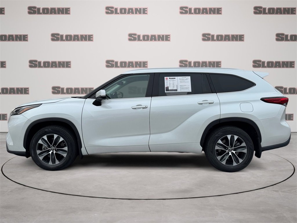 Used 2022 Toyota Highlander XLE image 2