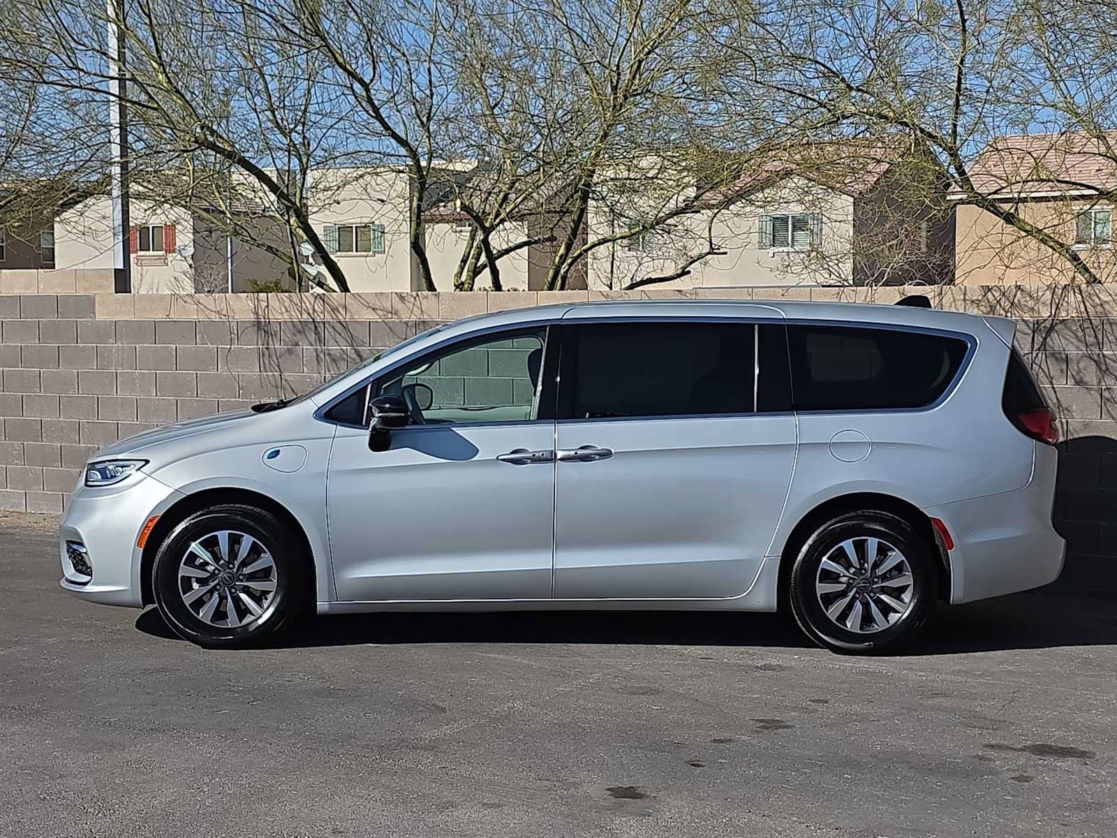 Used 2024 Chrysler Pacifica Limited FWD image 5