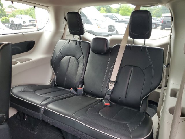Used 2021 Chrysler Pacifica Limited w/ Uconnect Theater Family Group FWD image 36