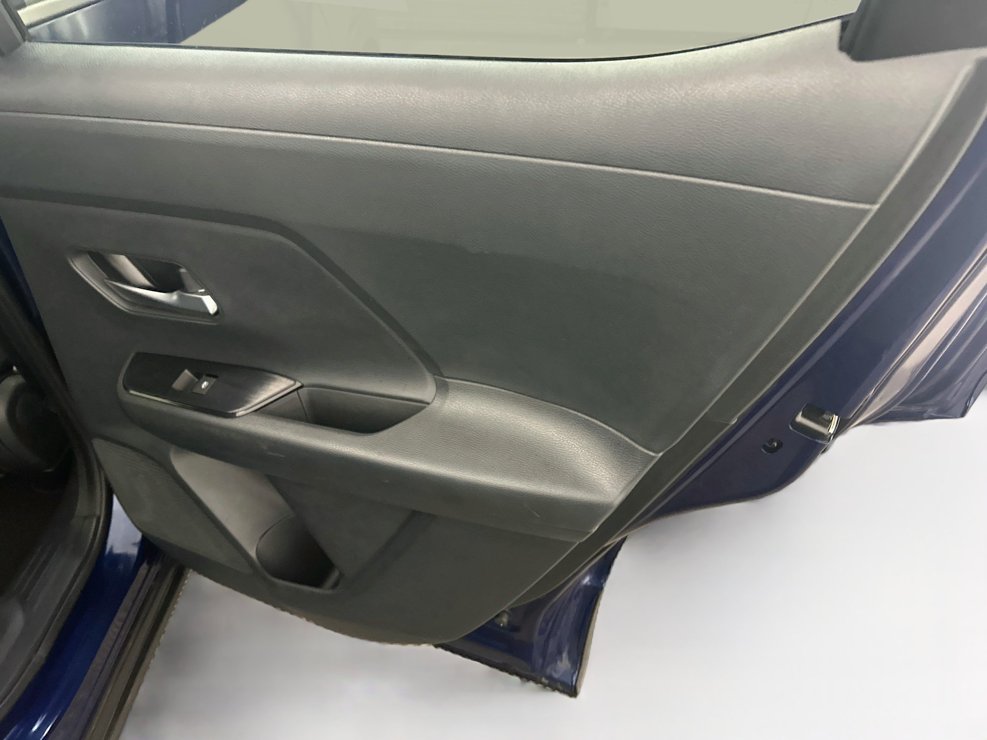 Used 2025 Nissan Kicks SV AWD/4WD image 30