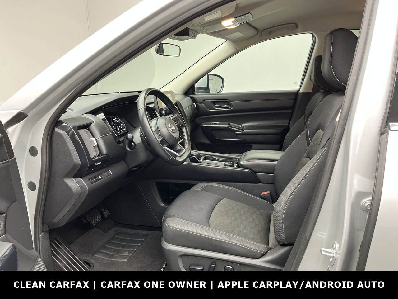 Used 2024 Nissan Pathfinder SV image 3