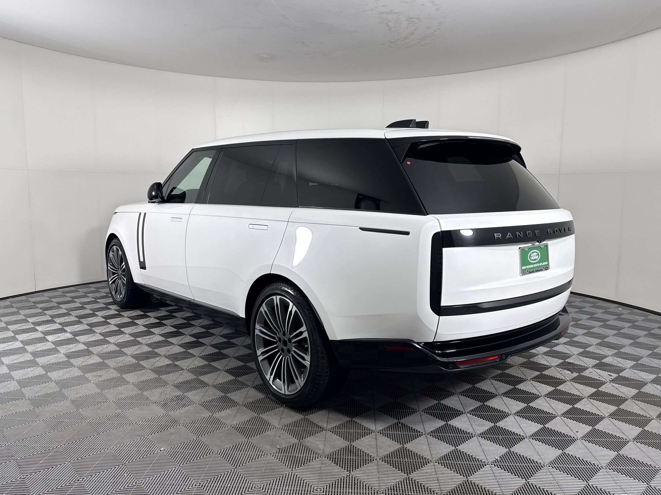Used 2024 Land Rover Range Rover Long Wheelbase SE AWD/4WD image 3