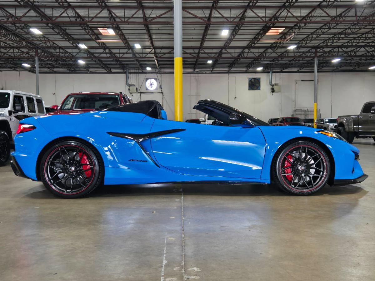 Used 2024 Chevrolet Corvette Z06 w/ Stealth Interior Trim Package RWD image 5