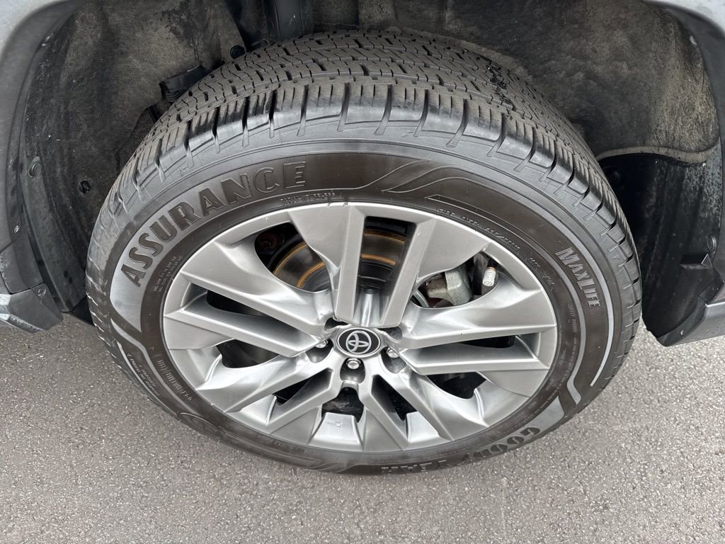 Used 2022 Toyota RAV4 XLE Premium image 11