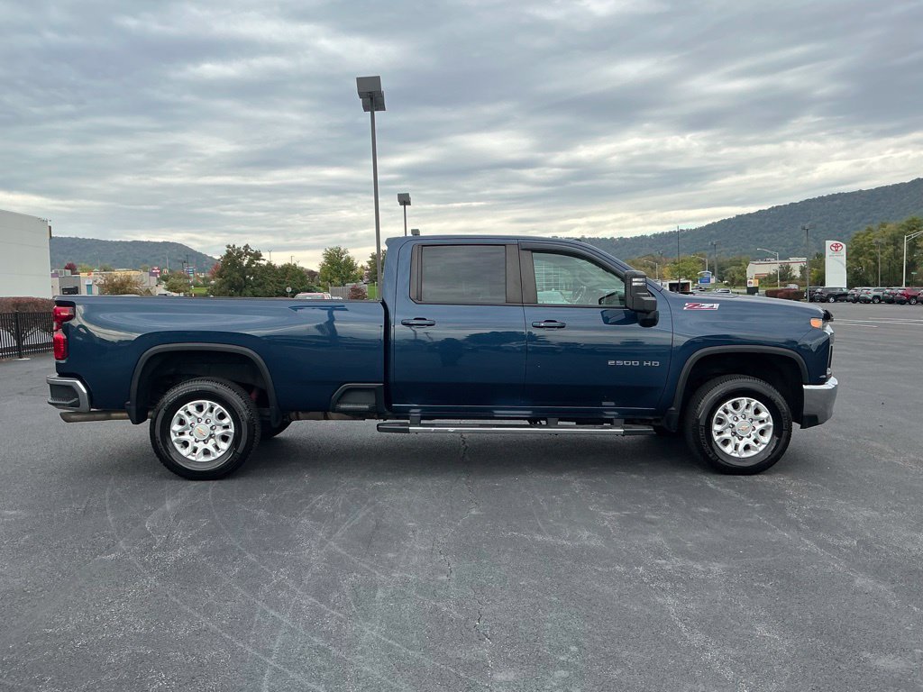 Used 2022 Chevrolet Silverado 2500 LT w/ Convenience Package AWD/4WD image 4