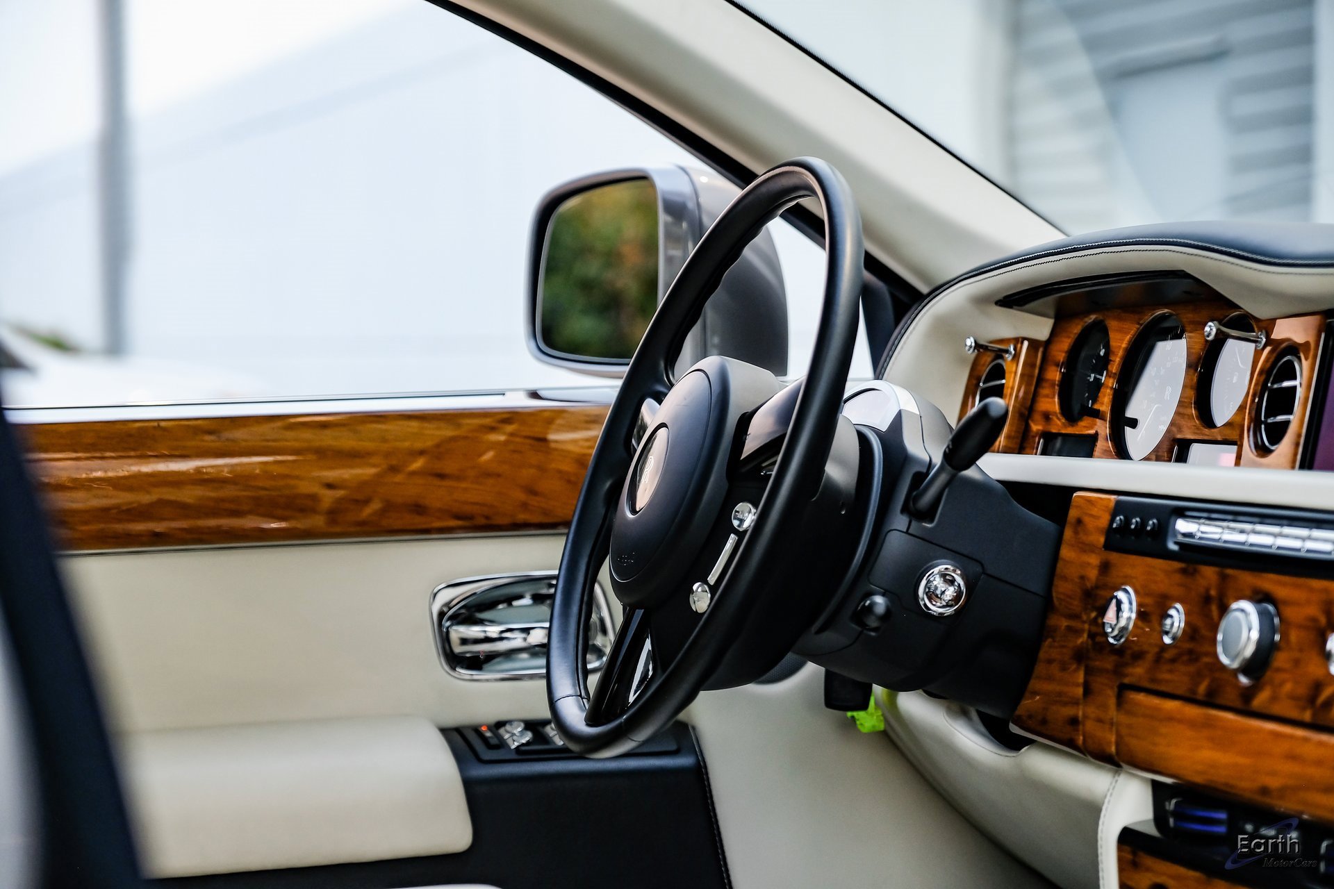 Used 2014 Rolls-Royce Phantom Sedan image 44