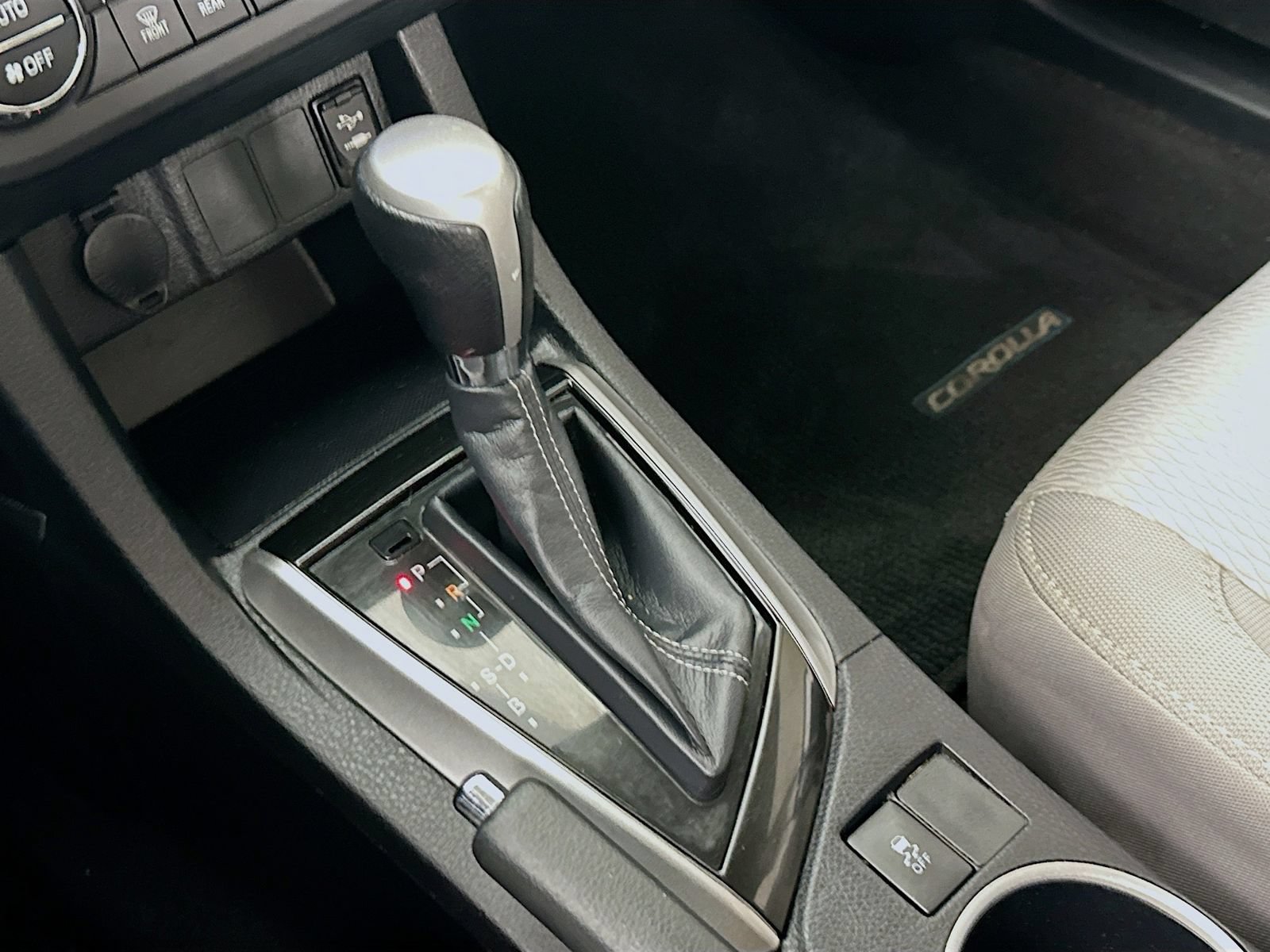 Used 2015 Toyota Corolla LE FWD image 17