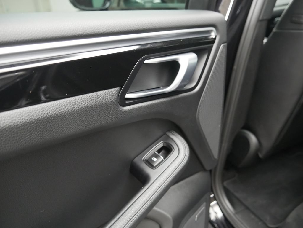 Certified 2018 Porsche Macan Sport Edition AWD/4WD image 18