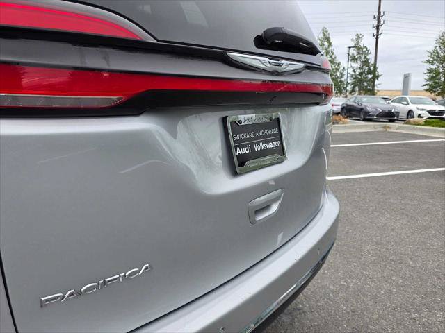 Used 2024 Chrysler Pacifica Touring-L FWD image 14