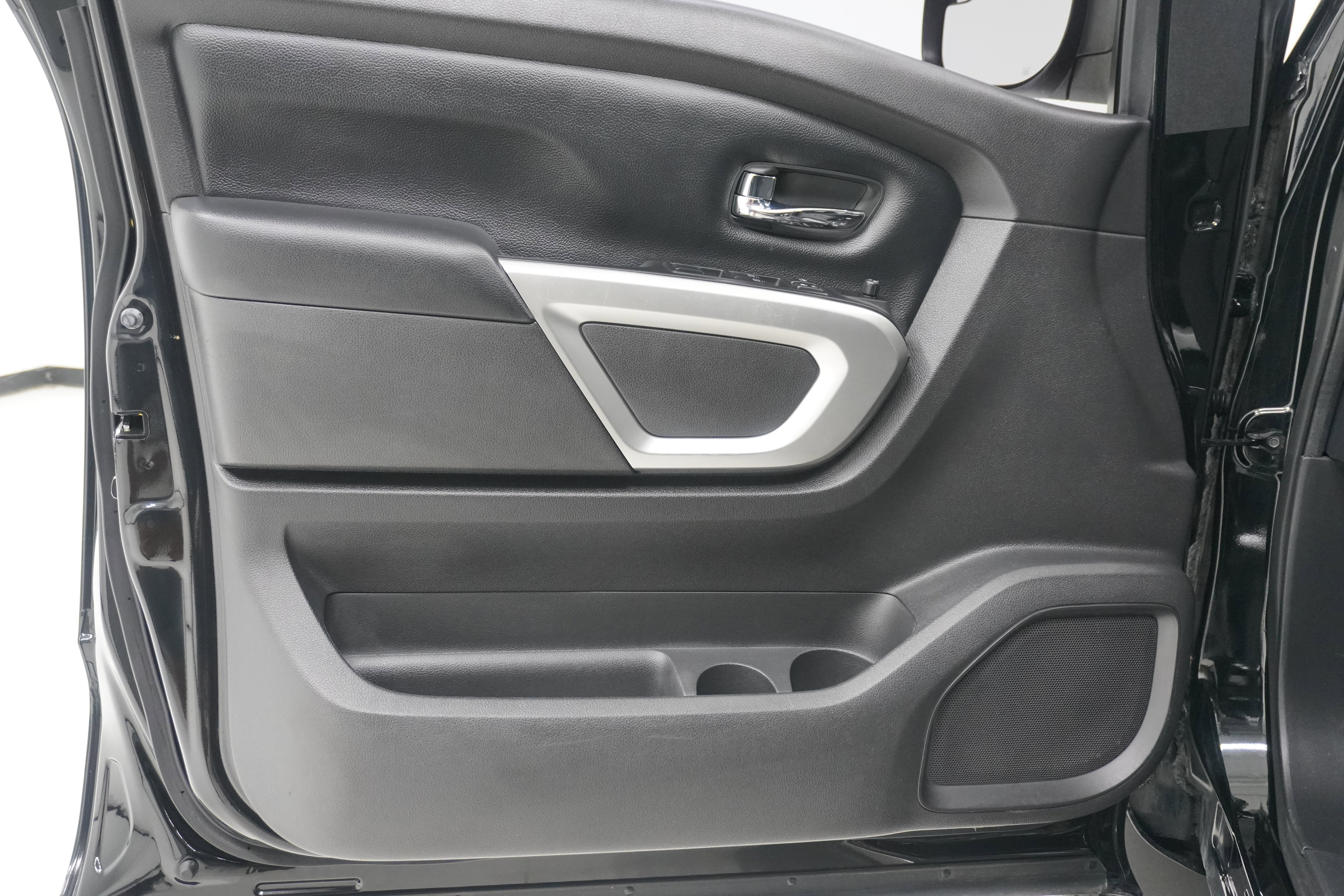 Used 2017 Nissan Titan SV RWD image 15