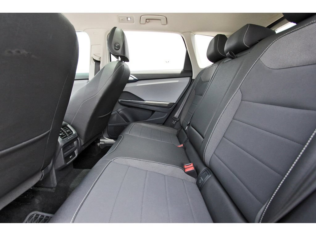 Used 2024 Volkswagen Taos SE w/ Panoramic Sunroof Package FWD image 31