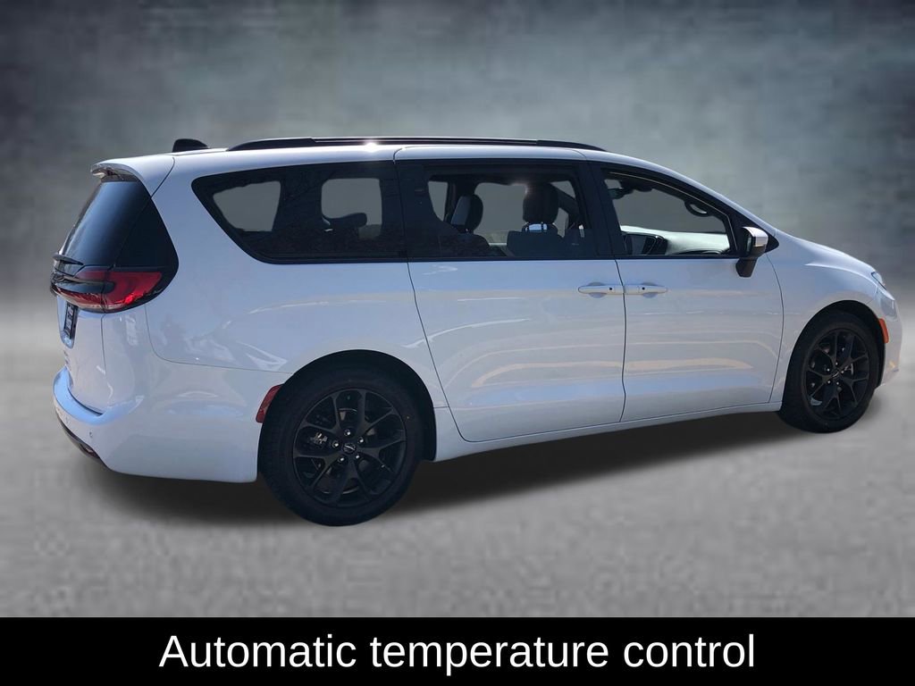 Used 2023 Chrysler Pacifica Touring-L w/ S Appearance Package FWD image 9
