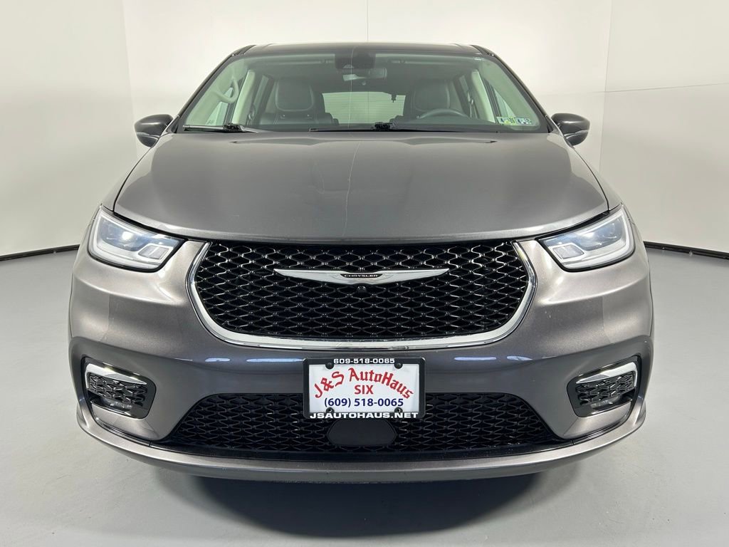 Used 2023 Chrysler Pacifica Touring-L image 2