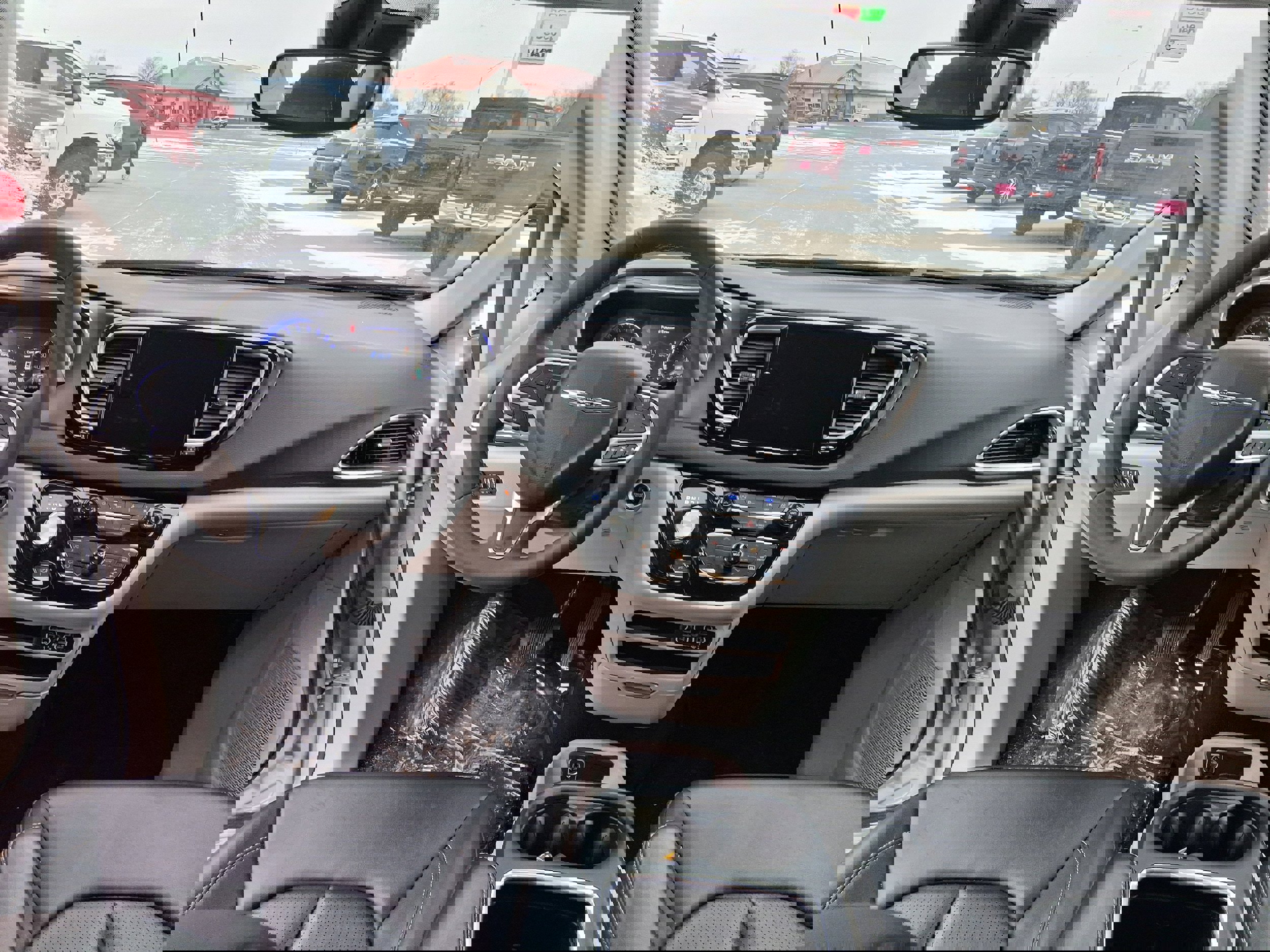 Used 2024 Chrysler Pacifica Touring-L image 13