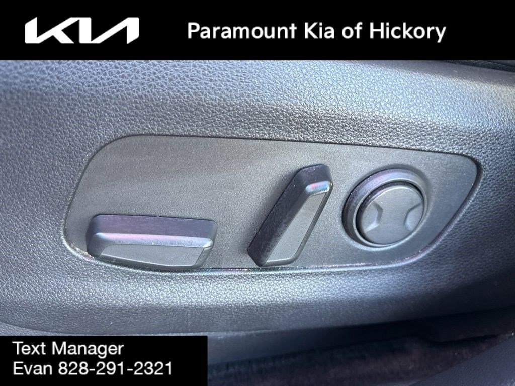 Used 2023 Kia Carnival LX image 23
