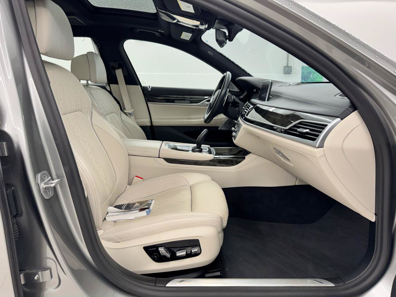 Used 2021 BMW 750i xDrive w/ Executive Package AWD/4WD image 18