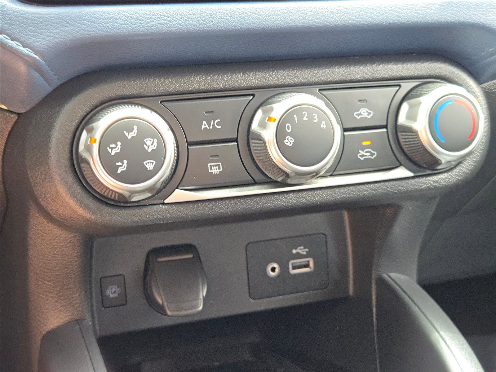 Used 2025 Nissan Versa SV FWD image 28