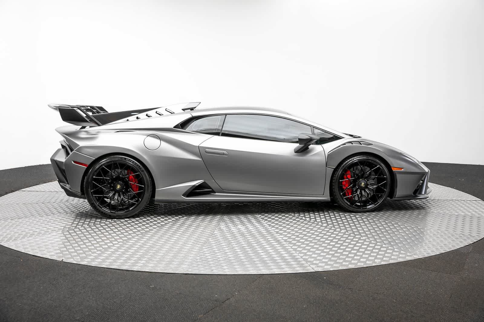 Used 2022 Lamborghini Huracan STO RWD image 40