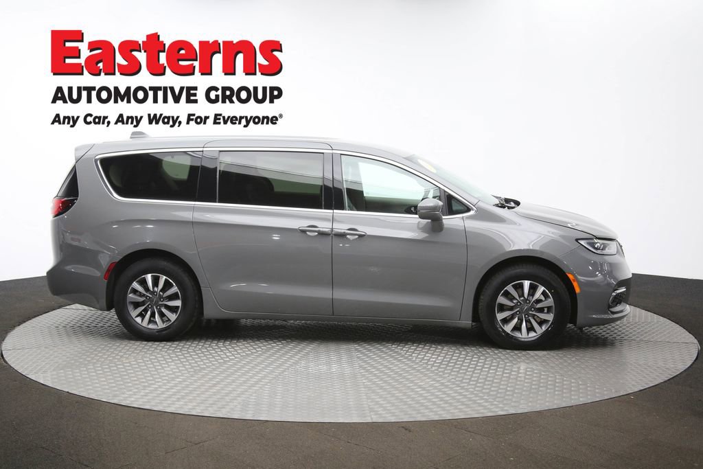 Used 2022 Chrysler Pacifica Touring-L image 46