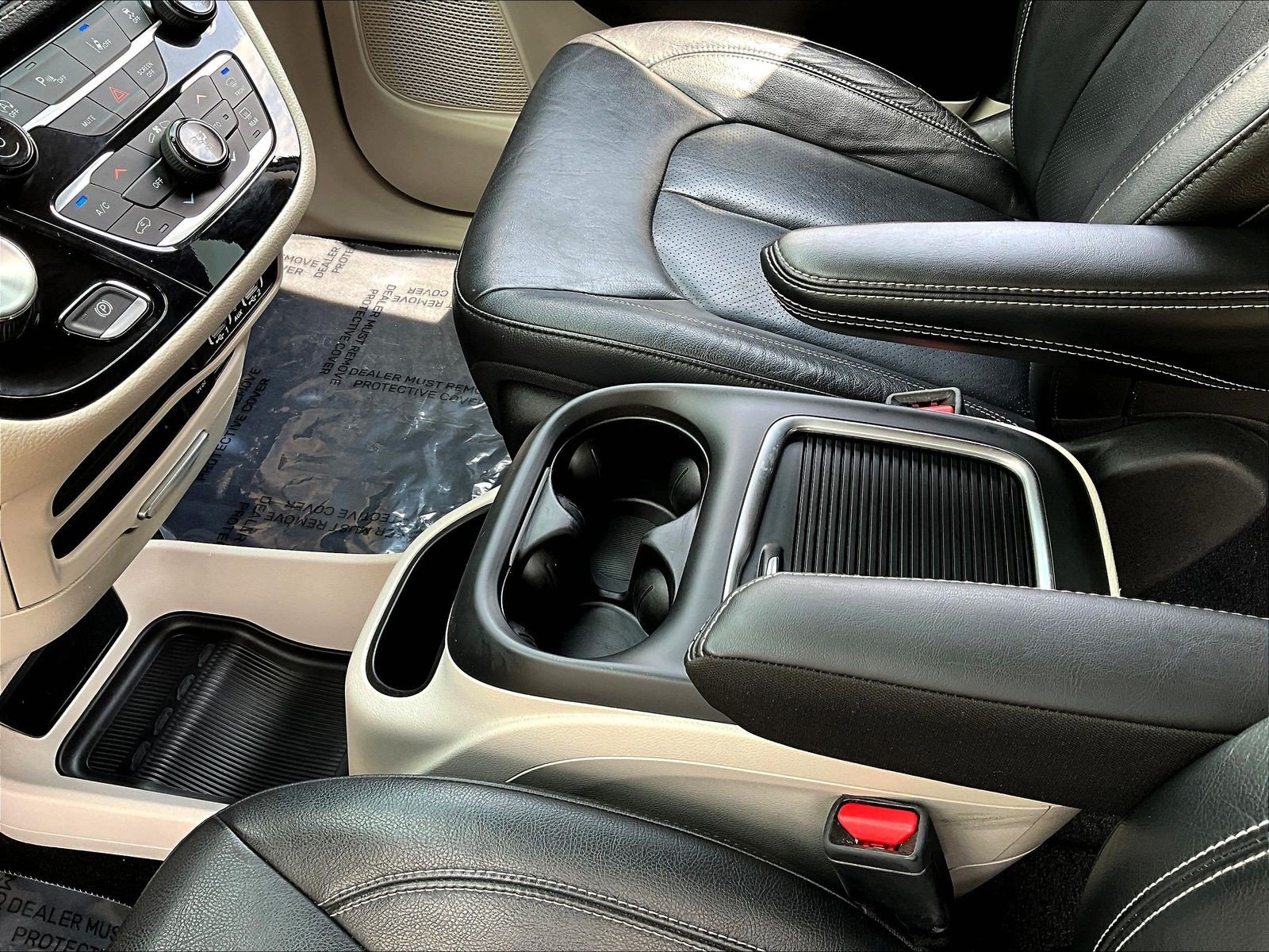 Used 2022 Chrysler Pacifica Touring-L FWD image 17