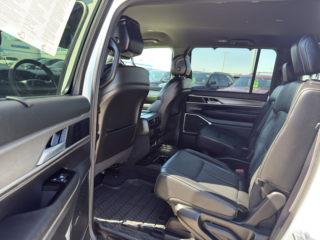 Used 2025 Jeep Wagoneer L Series II w/ Convenience Group I AWD/4WD image 28